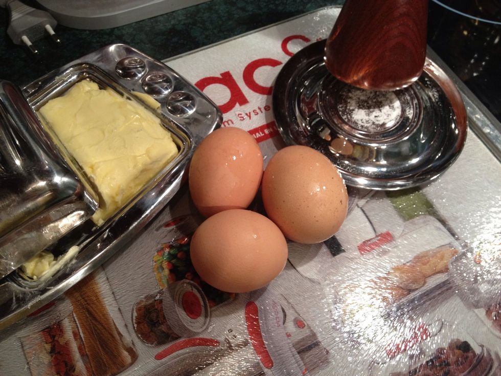 25g of butter, 3 eggs and salt. That's all you need.