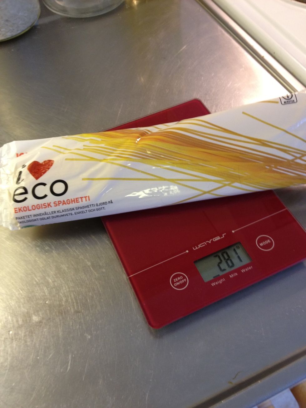 280 grams of pasta is enough to feed 4 persons :) just follow the instructions on the package and you cant fail.