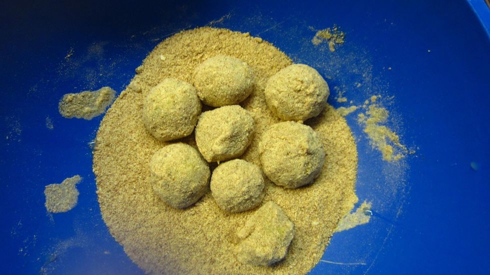 2ND BREADCRUMB COATING - Make sure the breadcrumb nicely coat the entire surface of the cutlet.