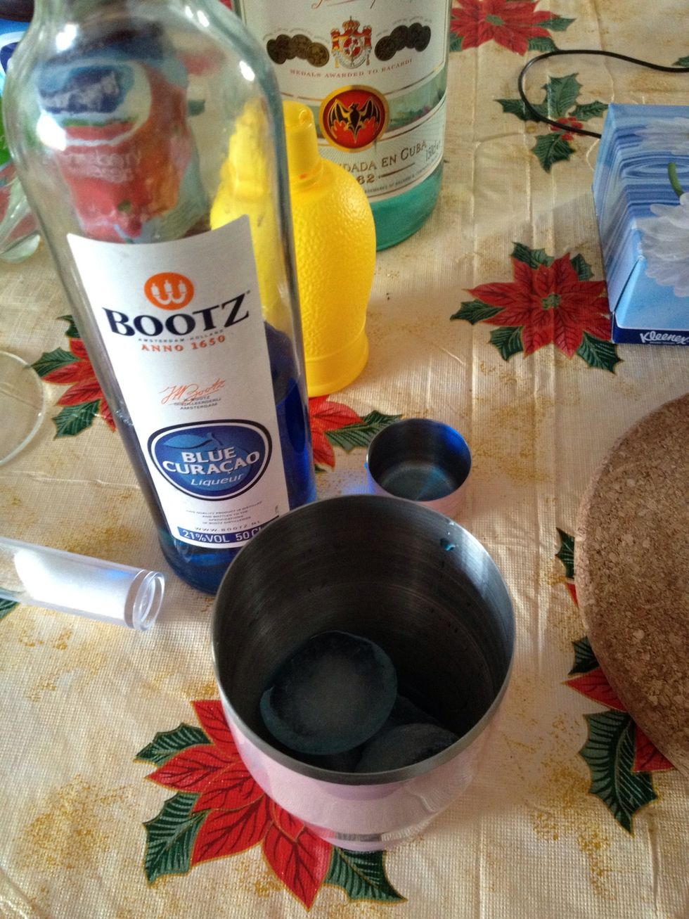 2oz  of blue cura\u00e7ao,few drop of lemon juice into the shaker