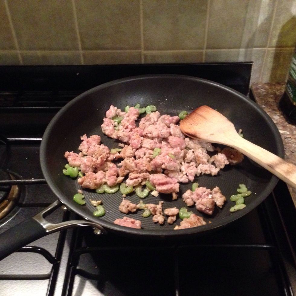 3. Calentamos a fuego medio un poco de aceite en una sart\u00e9n. Cuando est\u00e1 caliente, a\u00f1adimos el apio y el ajo rallado con un pellizco de sal y un poco de pimienta.