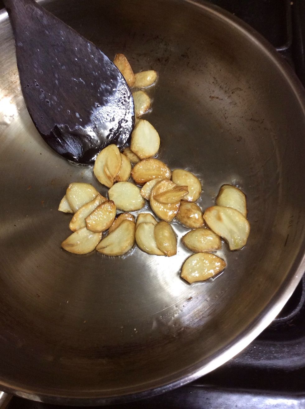 3. frying garlic slices by olive oil until their color becomes brown