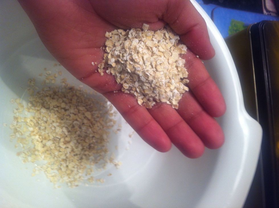 3 hand of oat or one tablespoon. I use my hand so when I do it again I can be faster. So over all is 3 hands or 3 tsp