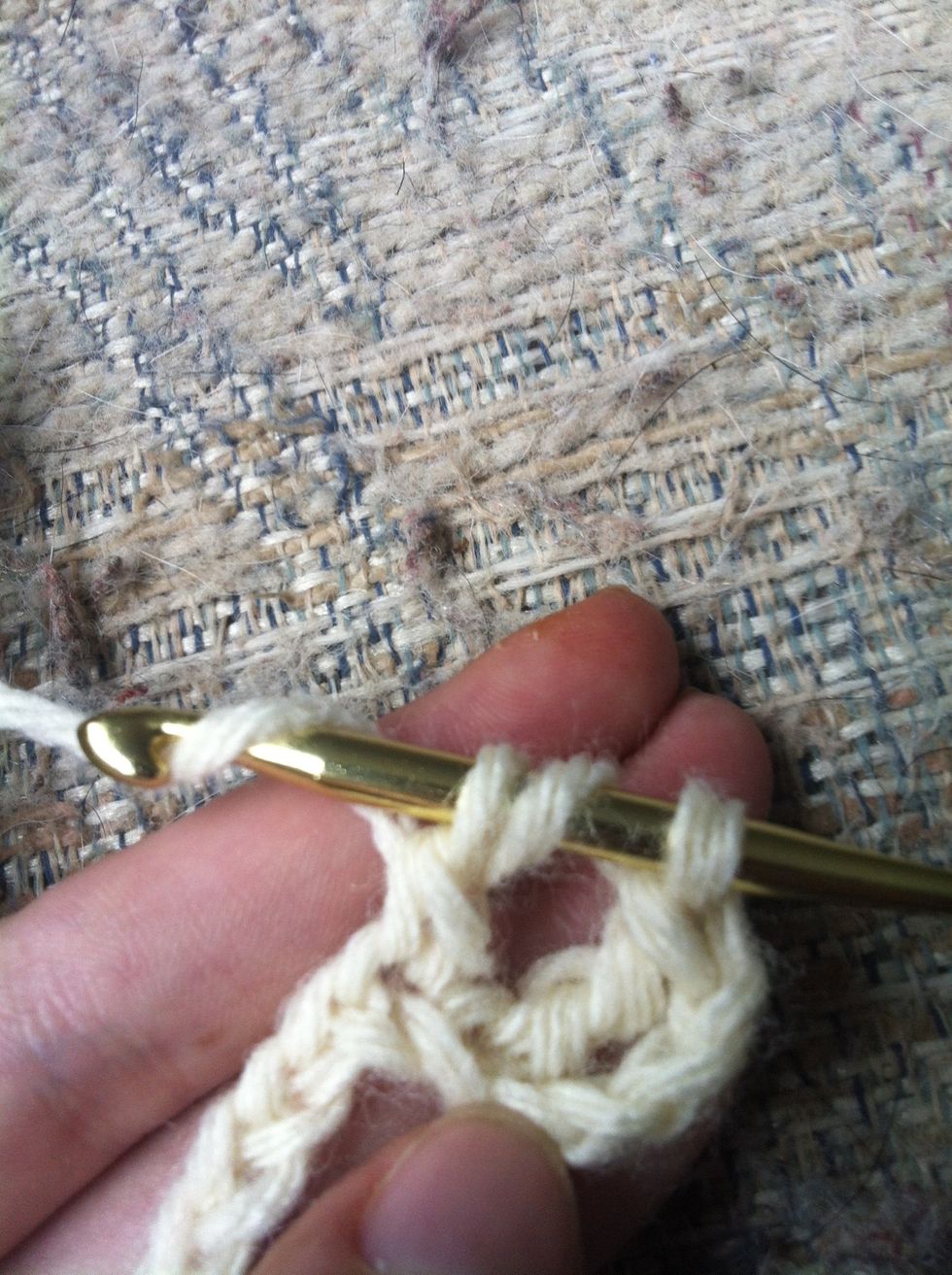 3 loops left. yarn around nd pull trough the next 2 loops on your hook.