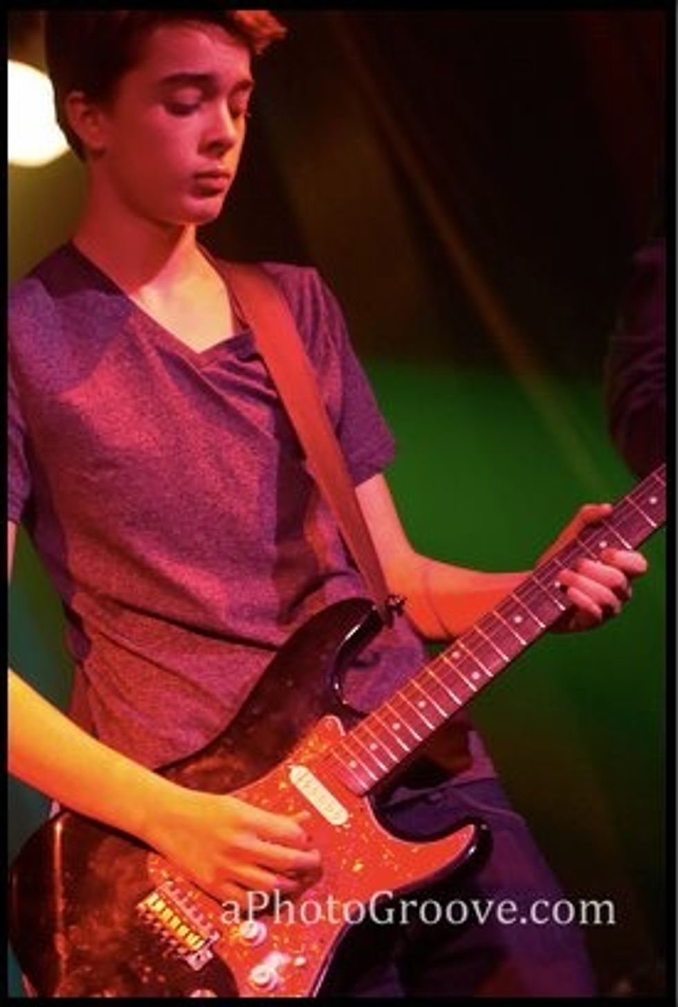 3) Me encanta tocar musica (especialmente la guitarra)