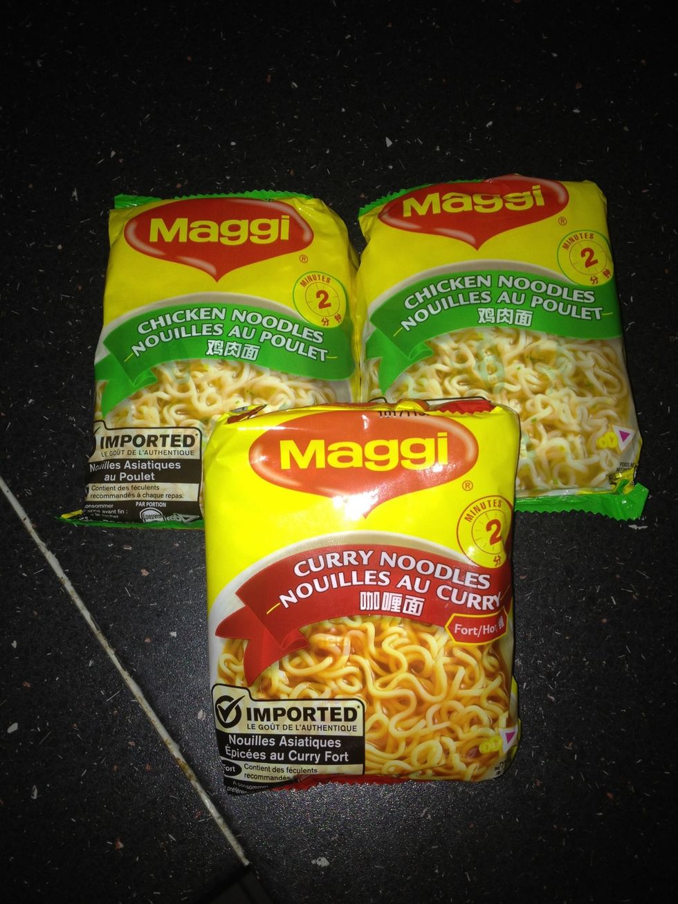3 Packungen "Maggi" Nudeln! Es geht nat\u00fcrlich auch mit 2! Aber nur eine Packung zu benutzen macht leider nicht satt!