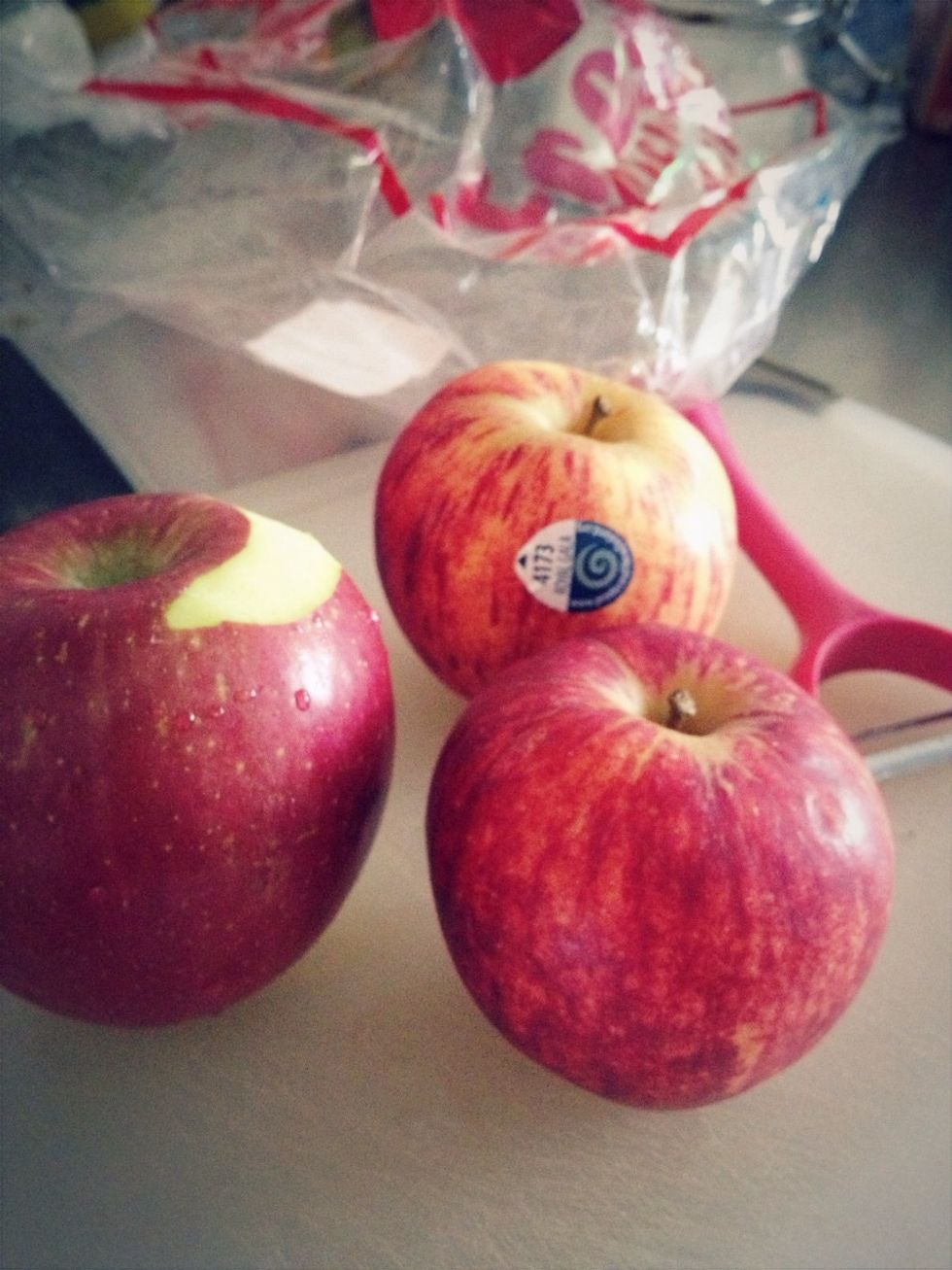 3 Red apples