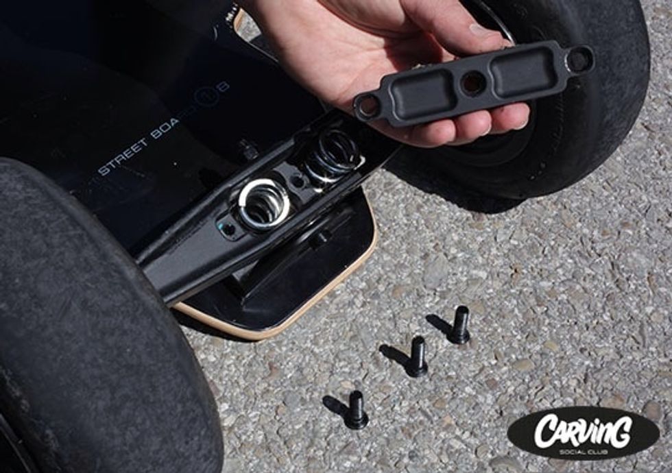 3. - Remove the hatch. / - Retira la tapa.