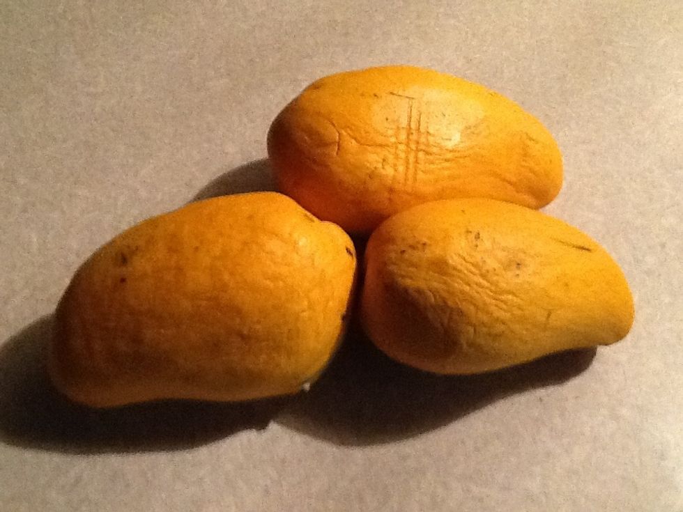 3 ripe mangos