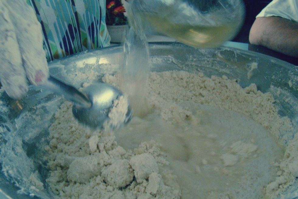 3.- Se vierte el agua caliente previamente revuelta con las 5 cucharadas de az\u00facar (pueden agregar menos cucharadas si las prefieren menos dulces) y la cucharadita de sal.