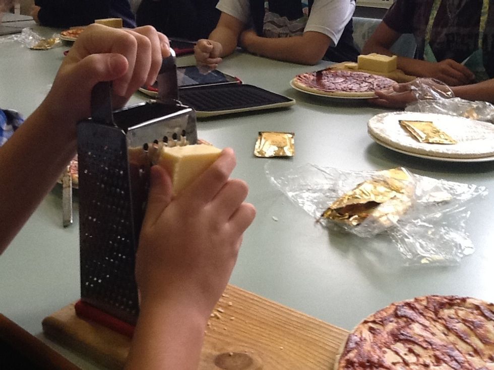 (3)Shred the cheese.