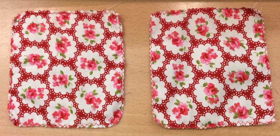 3. Sicksacka runt tygbitarnas ytterkanter, en och en.