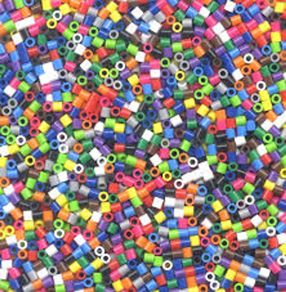 #3 Then you take the colored perler beads that we saw in the previous step and start putting them in the way that I will show you in the next step.