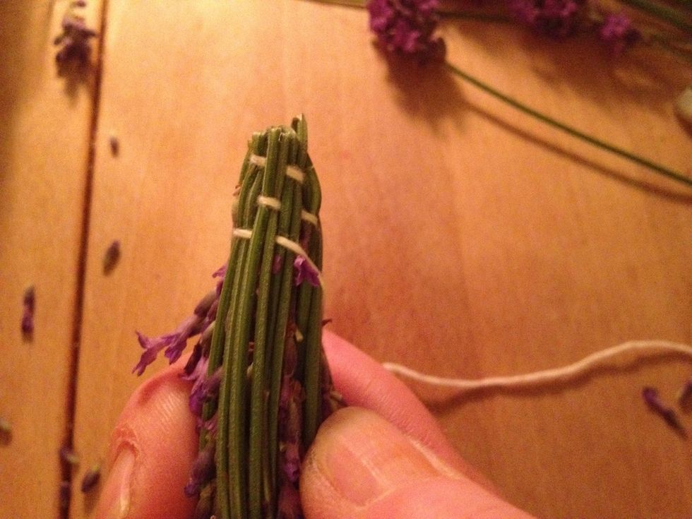 3 times round the flower heads. Use 14 lavender if you fold down 2 stems at the time. If you fold down 3 stems you need 15 lavenders. So 2x7 or 3x5 or 2x9 or 3x7 and so on if you want them bigger.