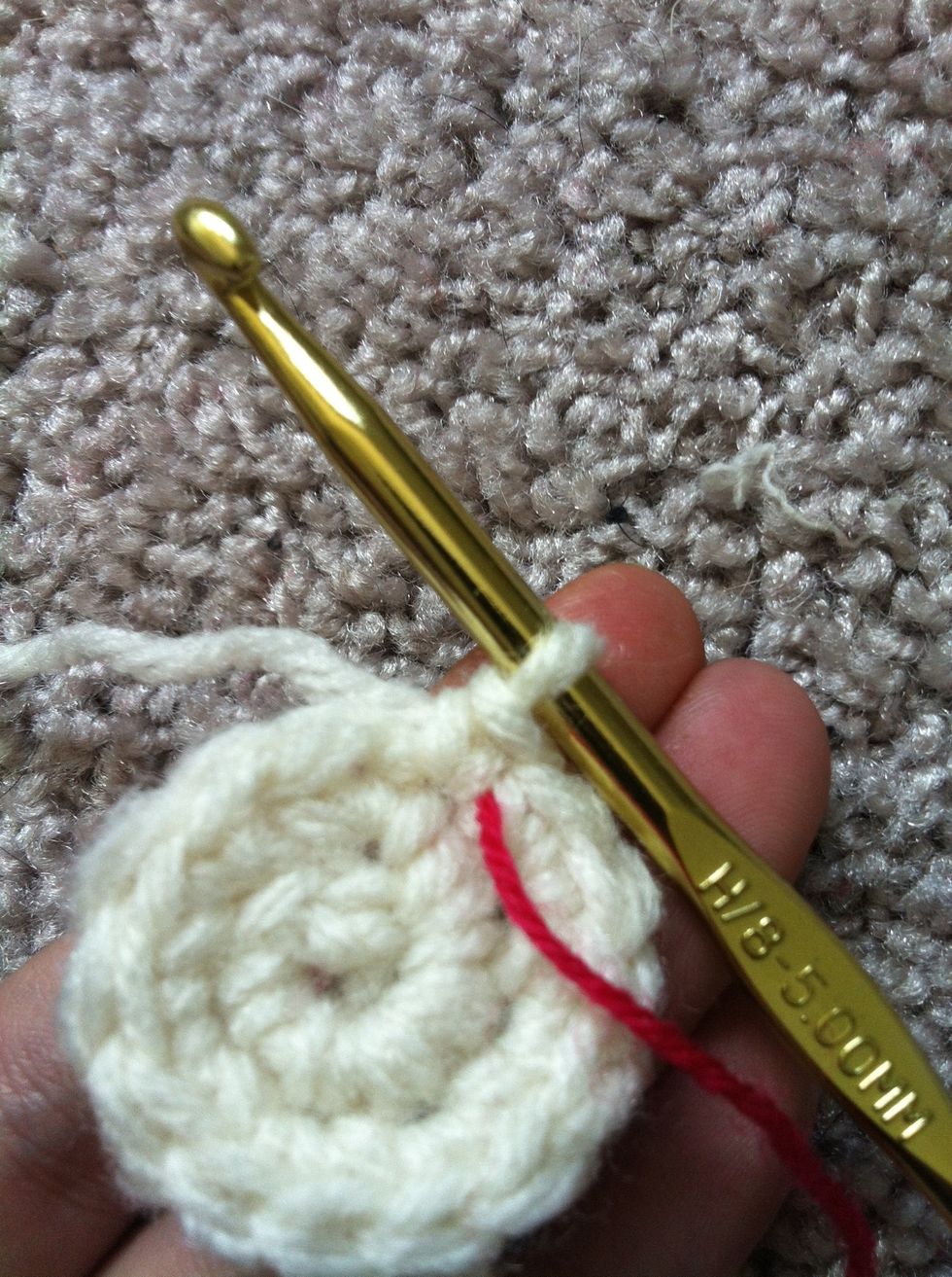 3rd round: we keep increasing. 1 single crochet in the first stitch...