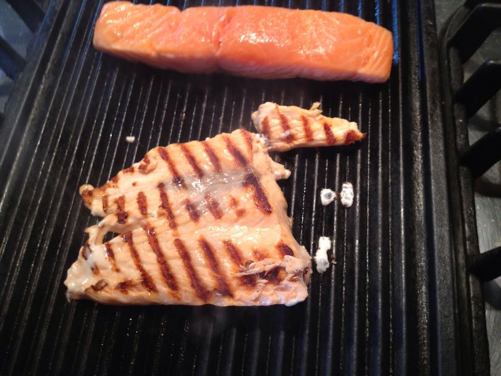 4 and a half minutes frying. No sticking to the grill from this feller. The piece in front now need only half a minute and he is ready The other piece need 1/2 a minute longer.