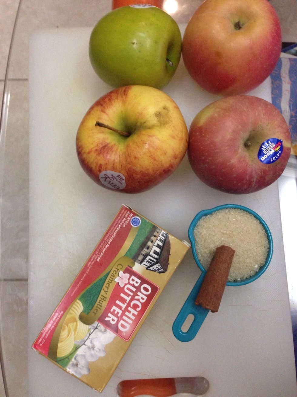 4 apple+ 1/4 cup of sugar+ 1/2 to of cinnamon + 4 ts of butter. If you like it sweeter, you welcome to increase the sugar \ud83d\ude0a