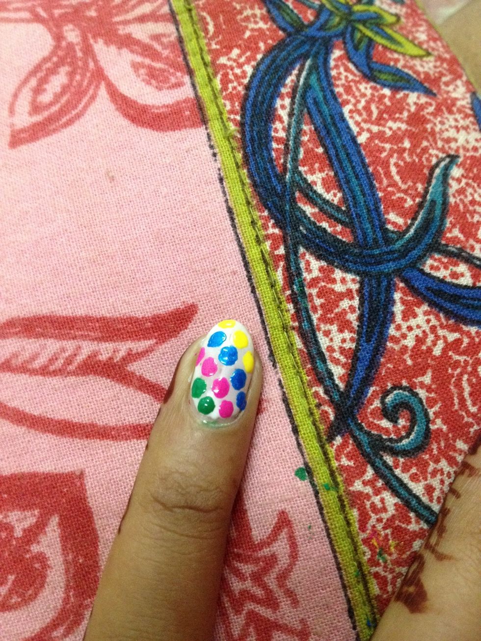 4.Base,dry,add different colours of bigger size dots in diagonal lines