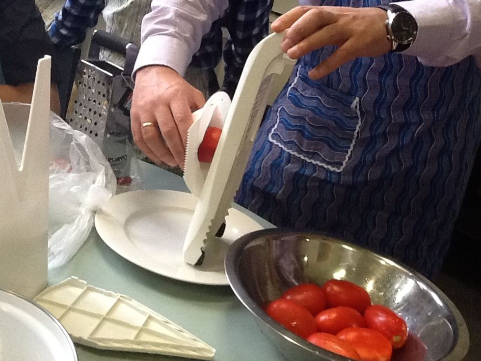 (4)Chop the tomatoe.
