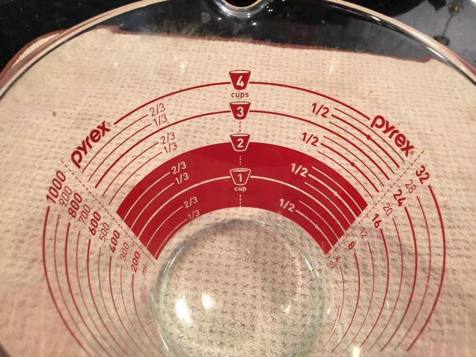 4 cups measuring cup.