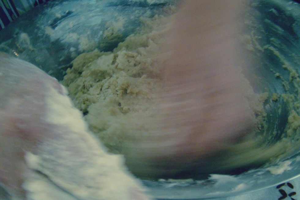 4.- Despu\u00e9s de mezclar con una cuchara (debido a la temperatura) amasar la harina con las manos para deshacer cualquier posible grumo.