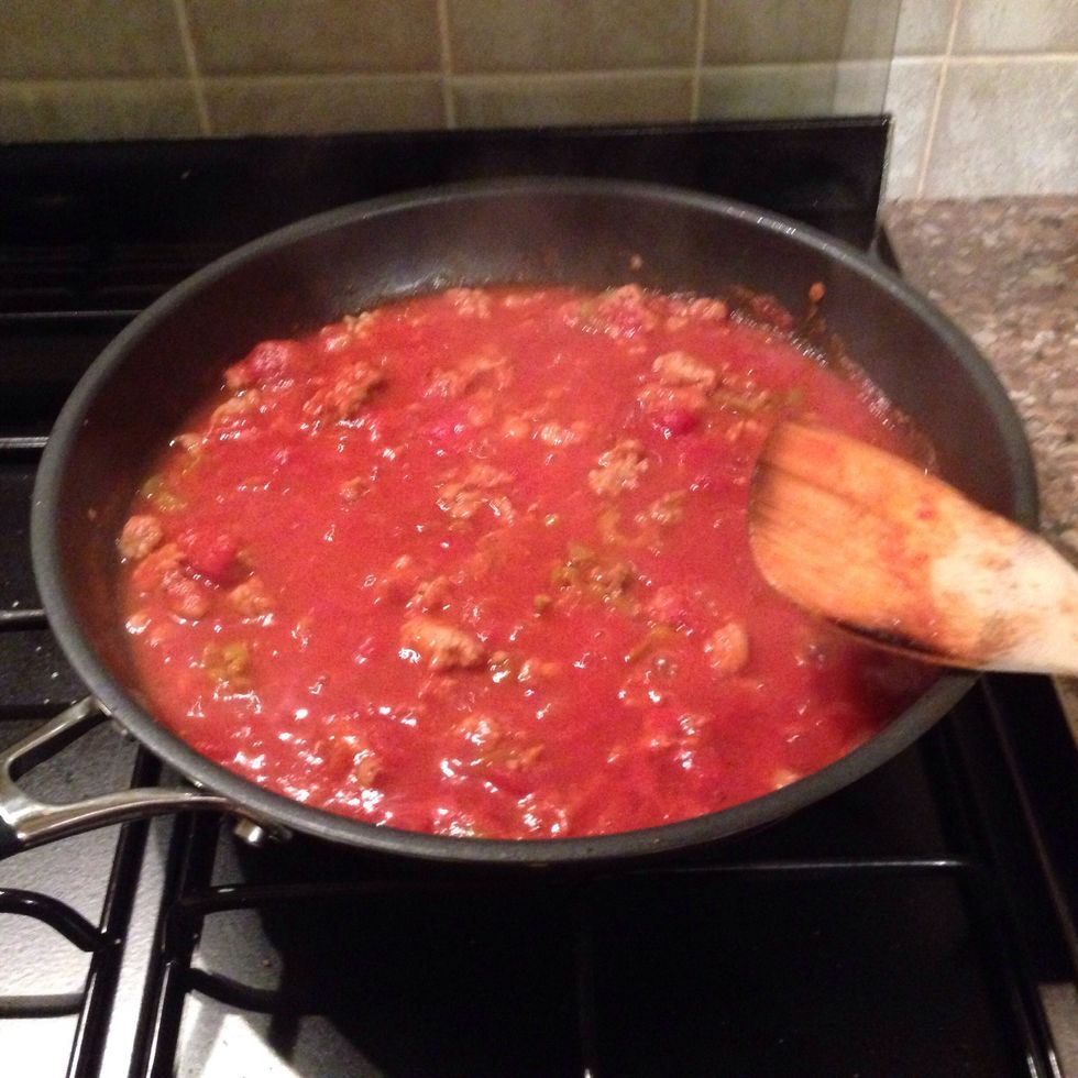 4. Echamos los tomates cortados en la sart\u00e9n y llenamos de agua un cuarto de la lata, remueva el agua y a\u00f1\u00e1dala a la salsa. Si est\u00e9 cociendo para tres personas, a\u00f1ada un poco de pur\u00e9 de tomate