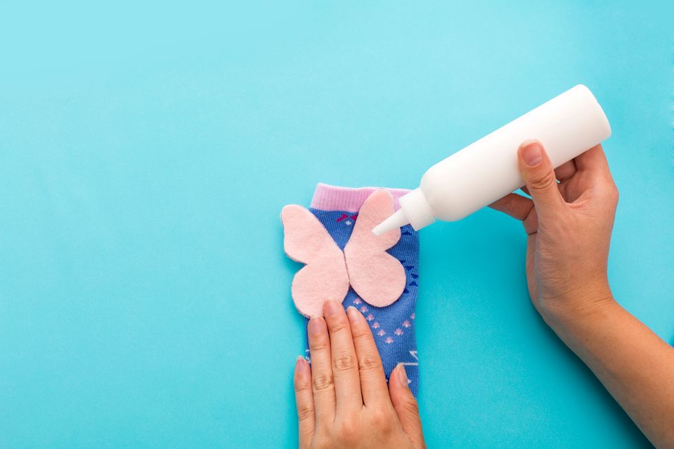 4. Glue your wings on your sock with fabric glue and let dry.\f