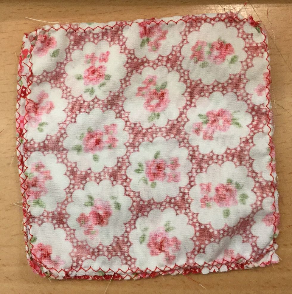 4. L\u00e4gg bitarna p\u00e5 varandra r\u00e4tsida mot r\u00e4tsida och kant i kant