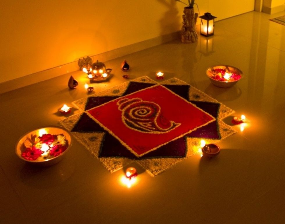 4. Make the entrance to your home colourful using traditional Rangoli designs. These include bells, flowers, mirrors, LED lights. This is a joyful way to welcome the Goddess of Wealth & Prosperity.