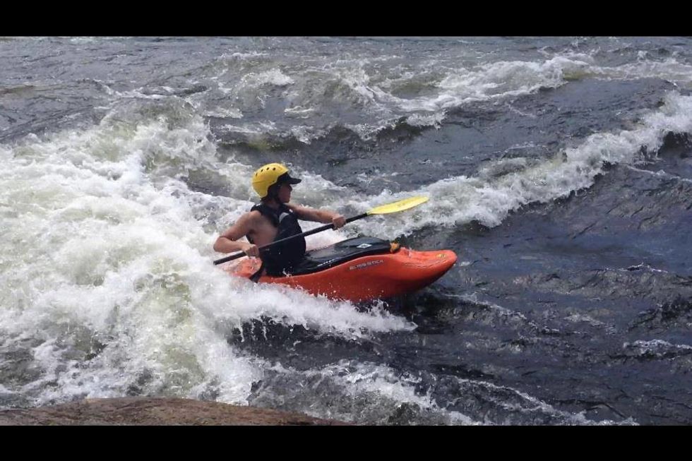 4) Me gusta actividades en el aire libre, como kajak en el agua blanca.