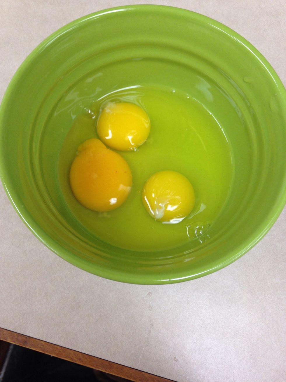 4). Meanwhile, crack your eggs in a bowl