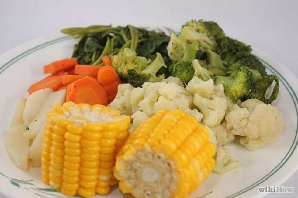 4.Remove the green vegetables. If you are working with potatoes, carrots, or corn, you may need more time. Whenever your vegetables are done, place them onto a tray lined with paper towels to drain.