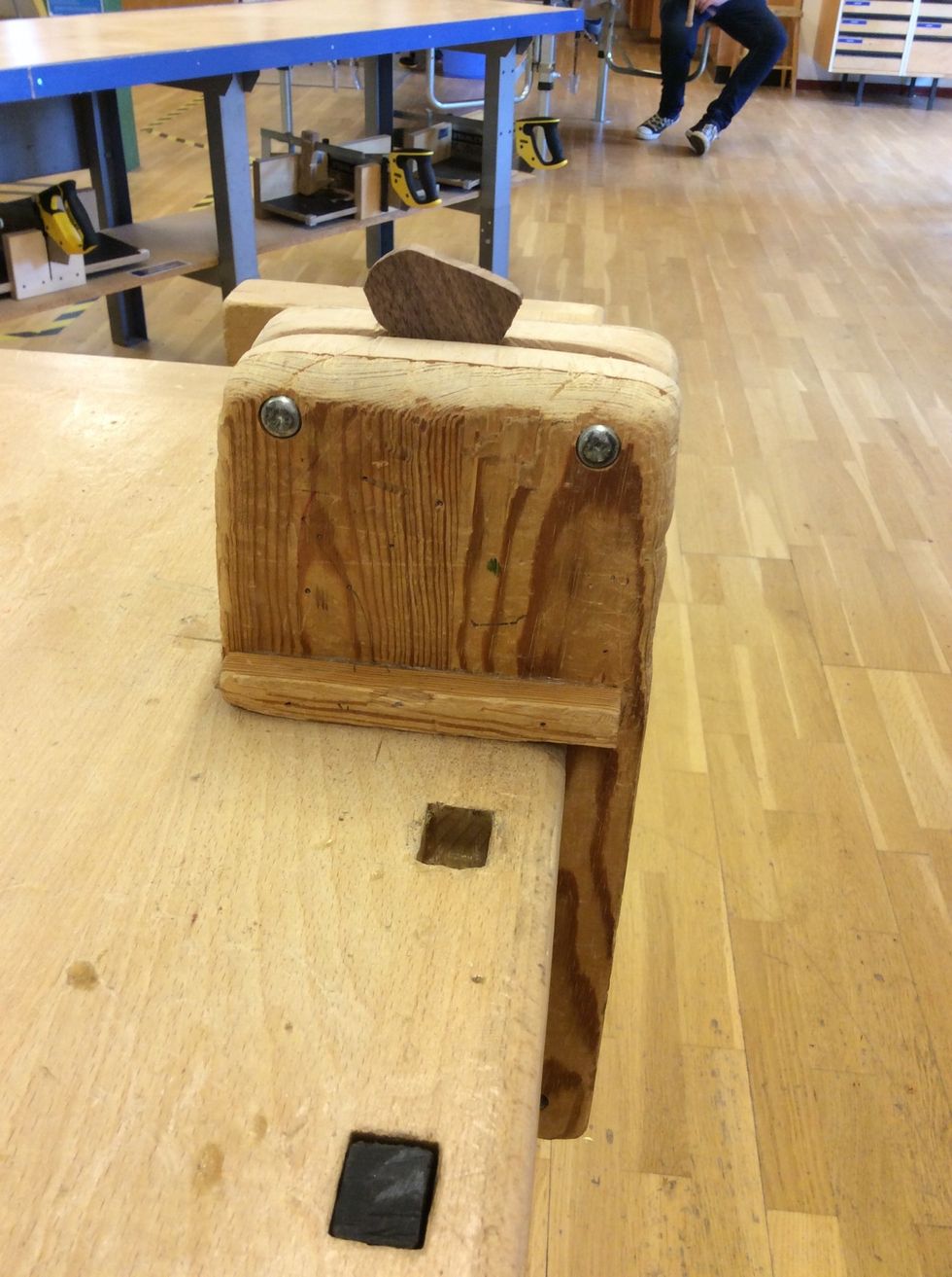 4: Sedan s\u00e4tter du i figuren i en filkl\u00e4mma f\u00f6r att den ska sitta fast. Efter det filar du figuren med en halvrund fil och sandpapprar figuren med alla tre sandpapperna.