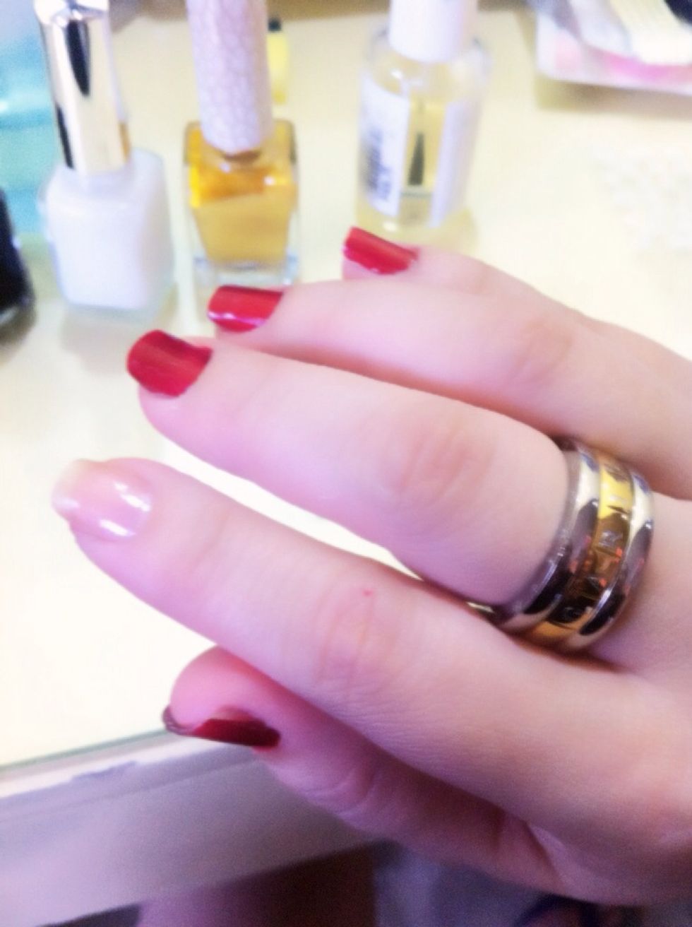 4 sure ol kikay girls knows what they need when doing their nails!:) 1st polish ur nails with base coat & let it dry then polish w/red & leave one finger uncoated let it remain transparent (see photo)
