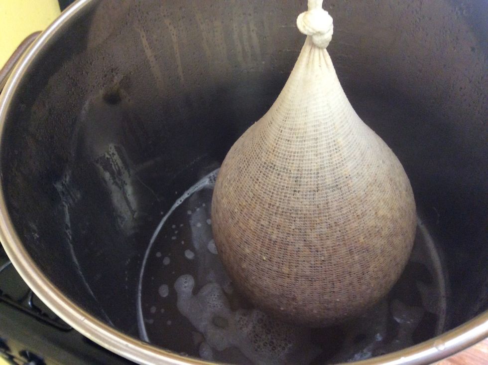 45 min later and 2 quick bursts of fire and we're ready. This is the wort now. Has all the sugars from the grain in the water. Dip the bag 10 times to get more out. Also known as sparging.