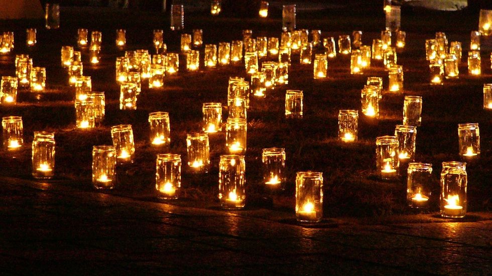 5. Burn lamps every night during the festival. The lamps symbolize knowledge or one's inner light, which brings about inner peace and fights off any traces of darkness and ignorance.