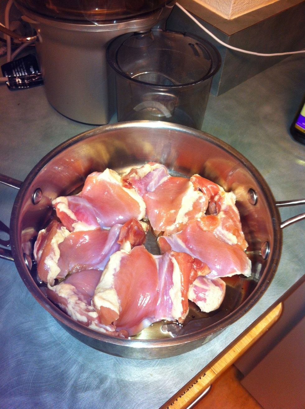 5 chicken thighs in a deep pan