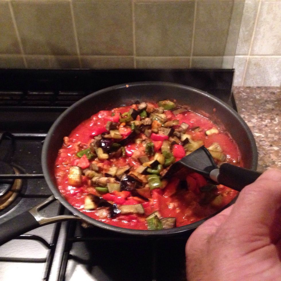 5. Cu\u00e1ndo las verduras est\u00e1n asadas, s\u00e1lgalas del horno y a\u00f1\u00e1dalos en la sart\u00e9n y remueva la mezcla. Eso es la Caponata. Encend\u00edamos la parrilla de fuego fuerte.