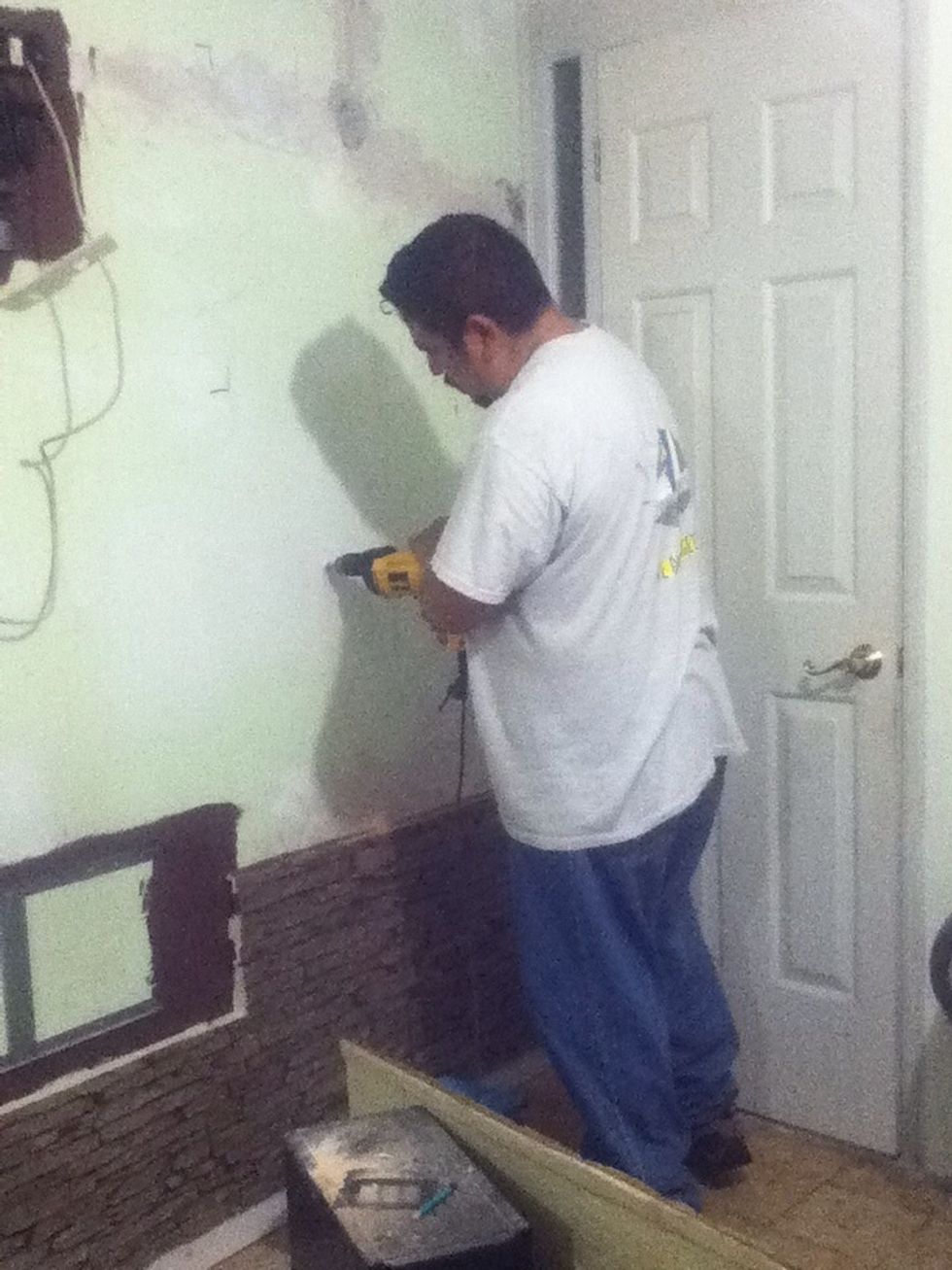 5) haz un orificio para poner tus taquetes donde ir\u00e1n fijos los decomuro con las pijas