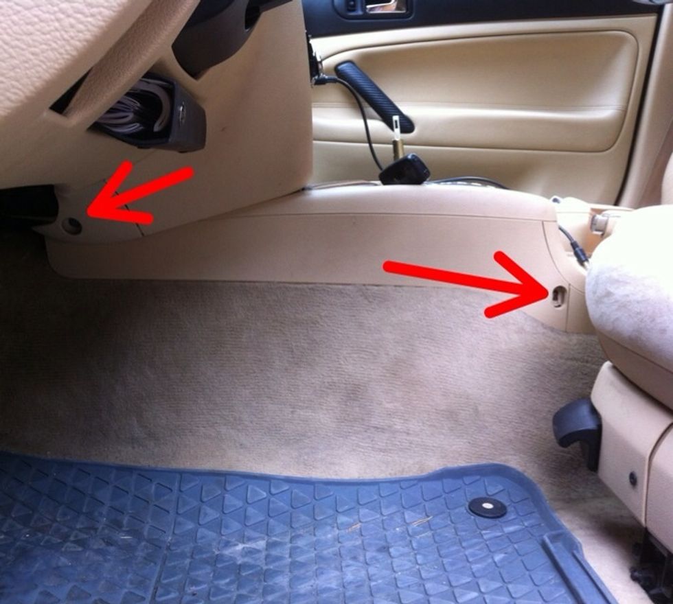 5. Now you have to remove 4 screws, 2 on each side, pointed out by the red arrows in the picture