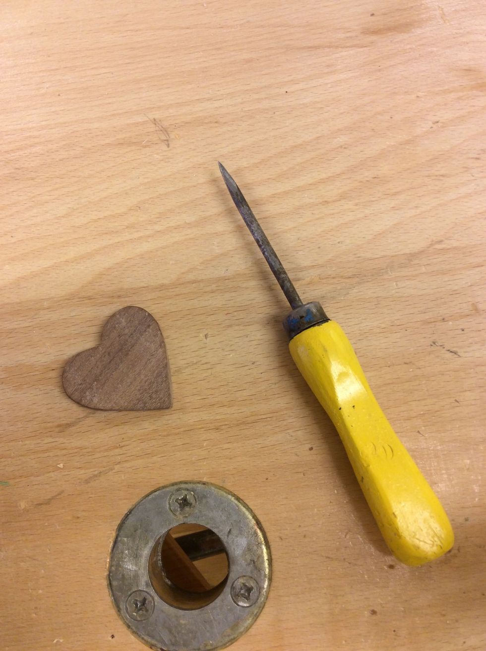 5: Nu ska du m\u00e5la en punkt med en blyertspenna vart h\u00e5let ska vara. Efter det anv\u00e4nder du en syl och trycker den p\u00e5 markeringen du gjorde f\u00f6r att f\u00e5 ett tydligare h\u00e5l.