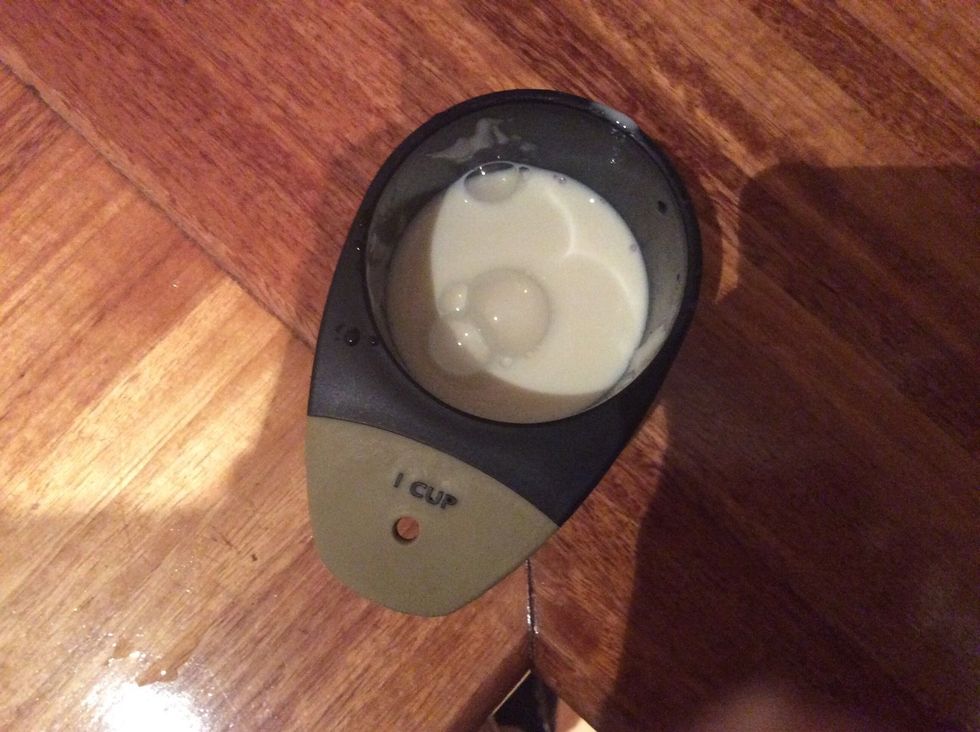 6. Add milk to the blended mixture. Adding milk at the end keeps it from mixing directly with the orange juice, which could cause a bad taste. You can use what ever milk you like.