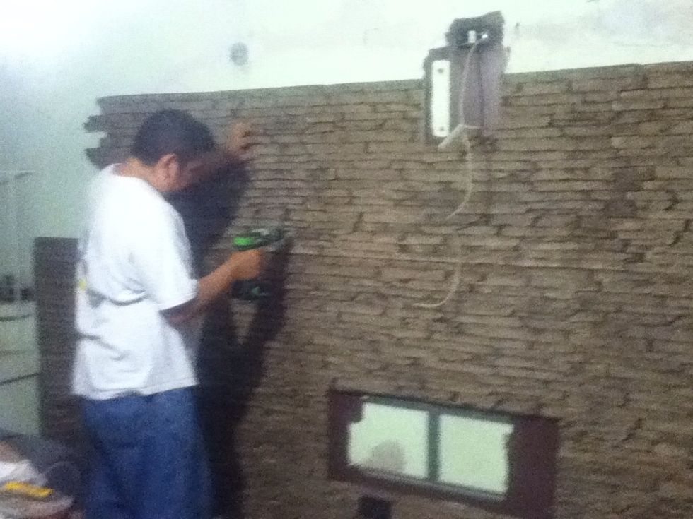 6) fija tu decomuro al muro con pijas a\u00f1os taquetes que est\u00e1n ala pared