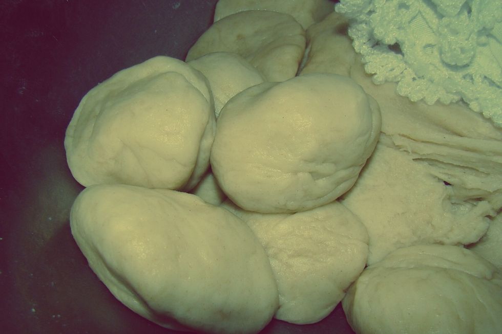 6.- Hacer bolitas de un tama\u00f1o peque\u00f1o para tenerlas listas antes de aplanarlas con el rodillo.