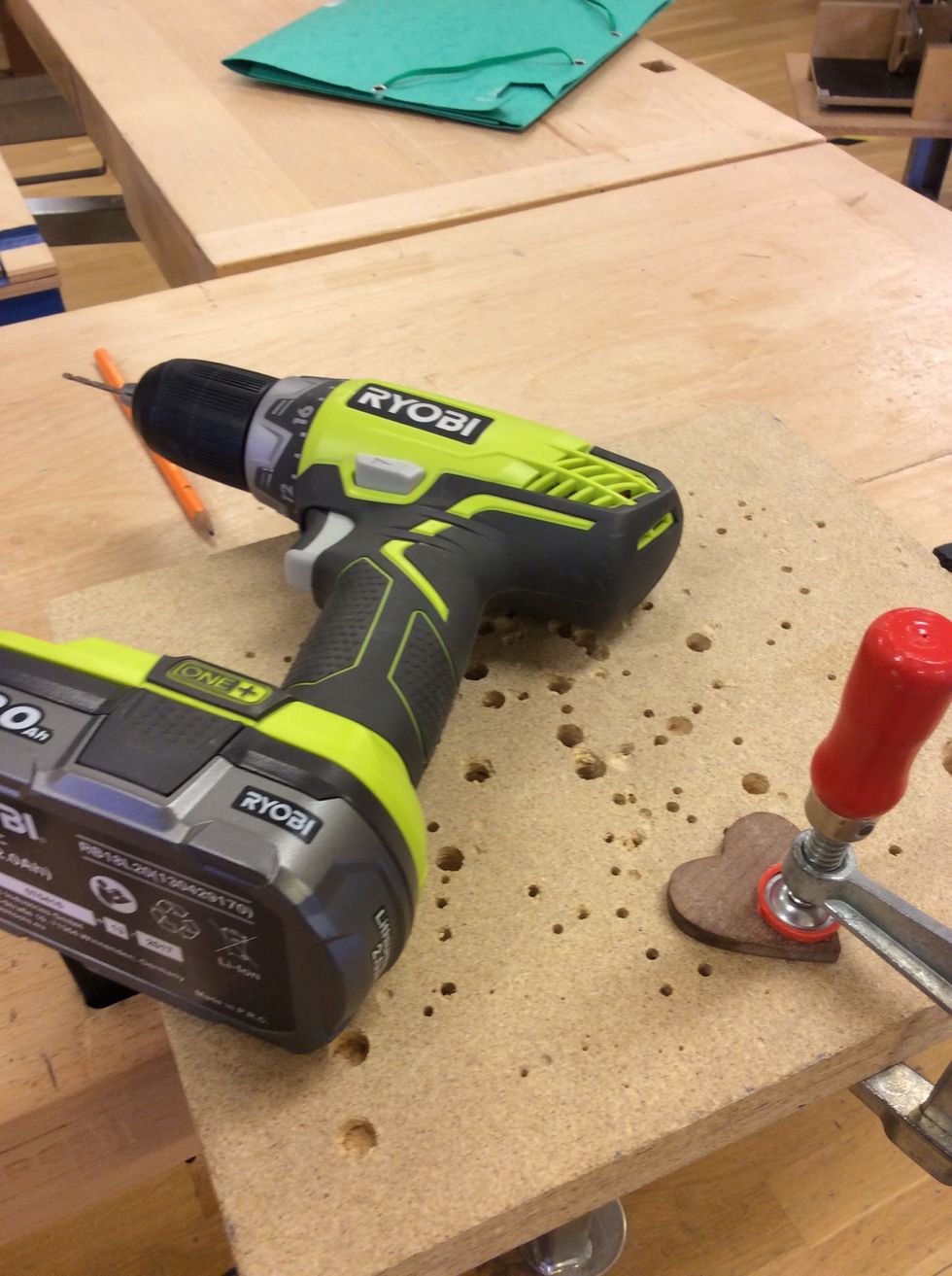 6: Nu ska du borra ett h\u00e5l med borrmaskinen d\u00e4r du har gjort markeringen. Du ska v\u00e4lja ett borr med m\u00e5ttet 2,5 eller 3 millimeter.