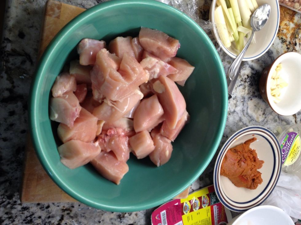 6 piece with boneless chicken, next time try wing and chicken drumstick may be better. Prepare 1 leman grass and nonya sauce.