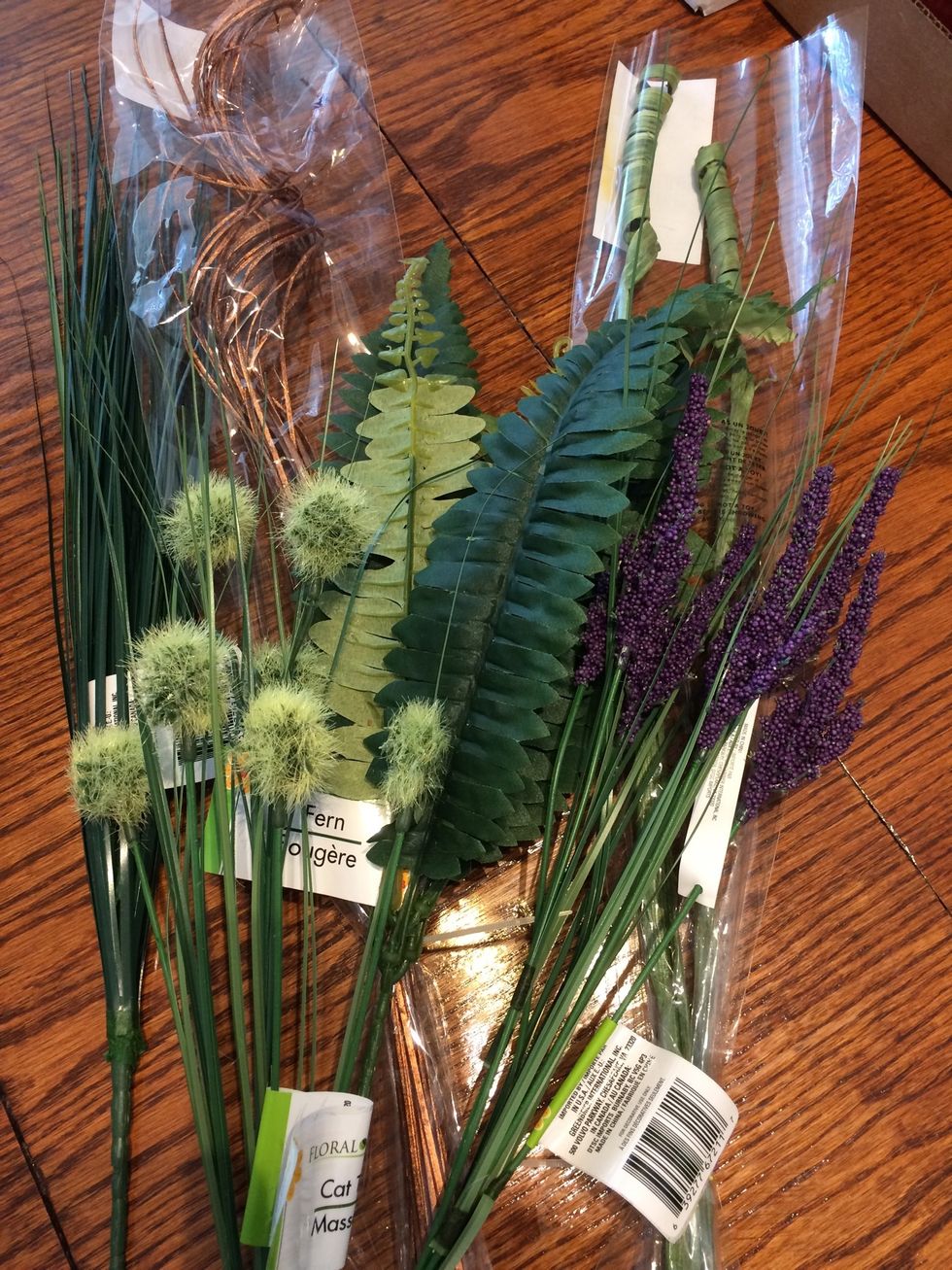 6 spikes for each planter. A main tall feature, a bunch of twisted wooden spikes, a large leafed fern, two types of cat-tails, and a slim grass filler. Varied textures and sizes make it interesting.