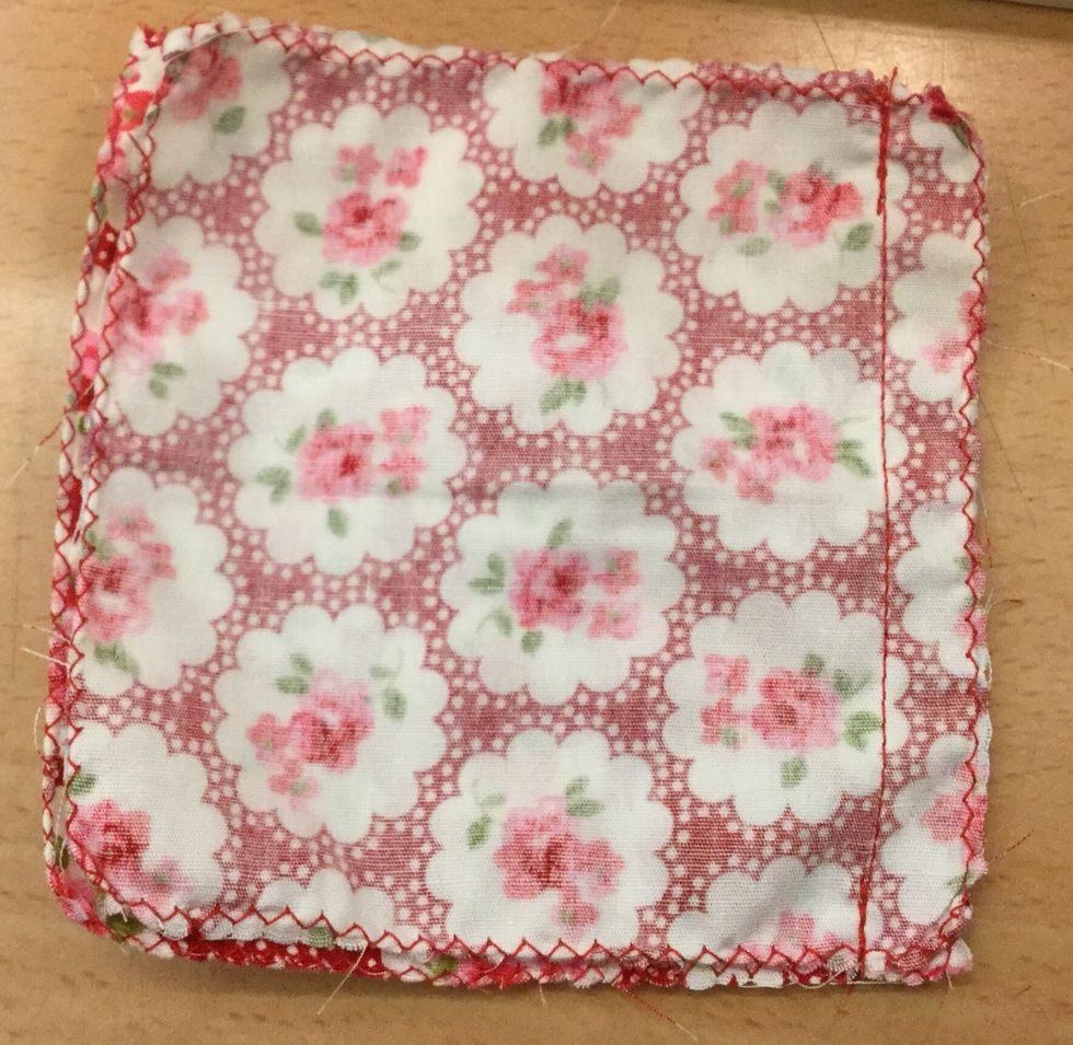 6. Sy ihop den sidan du har tv\u00e4rn\u00e5lat med raks\u00f6m och 1 cm s\u00f6msm\u00e5n. Var noga med att backa i b\u00f6rjan och i slutet f\u00f6r att f\u00e4sta tr\u00e5den!