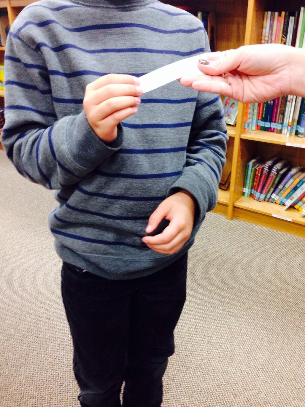 6.Write down your call number and give the paper to the librarian. He or she will help you find the book.