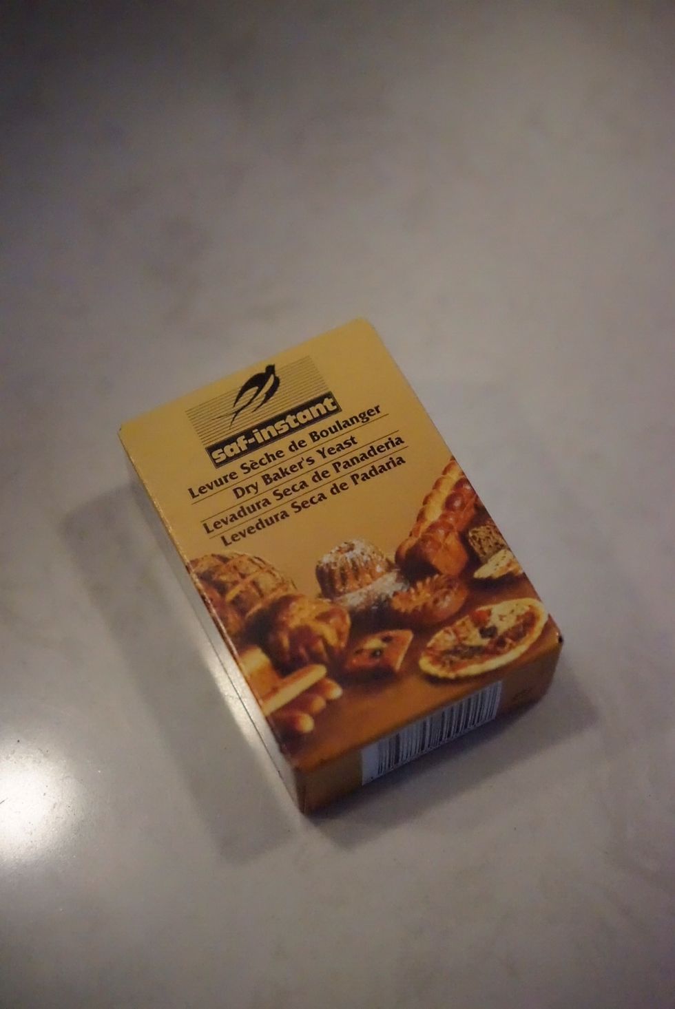 6g of fresh yeast (I've used dried yeast in this case, one sachet)...